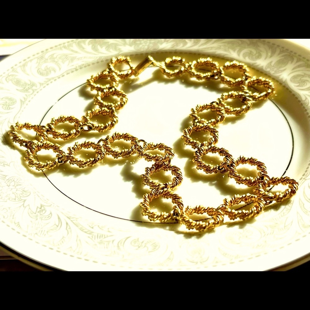 TRIFARI Necklace Goldtone Twisted Rope Circle Link 16” Gorgeous Vintage Jewelry